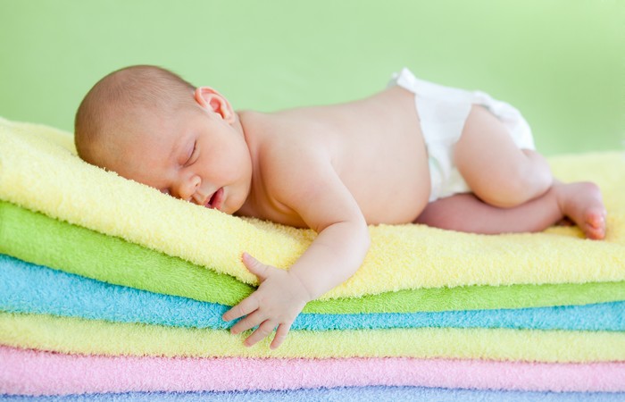 tre so sinh 1 - Cách giặt quần áo cho trẻ sơ sinh đúng hiệu quả và an toàn