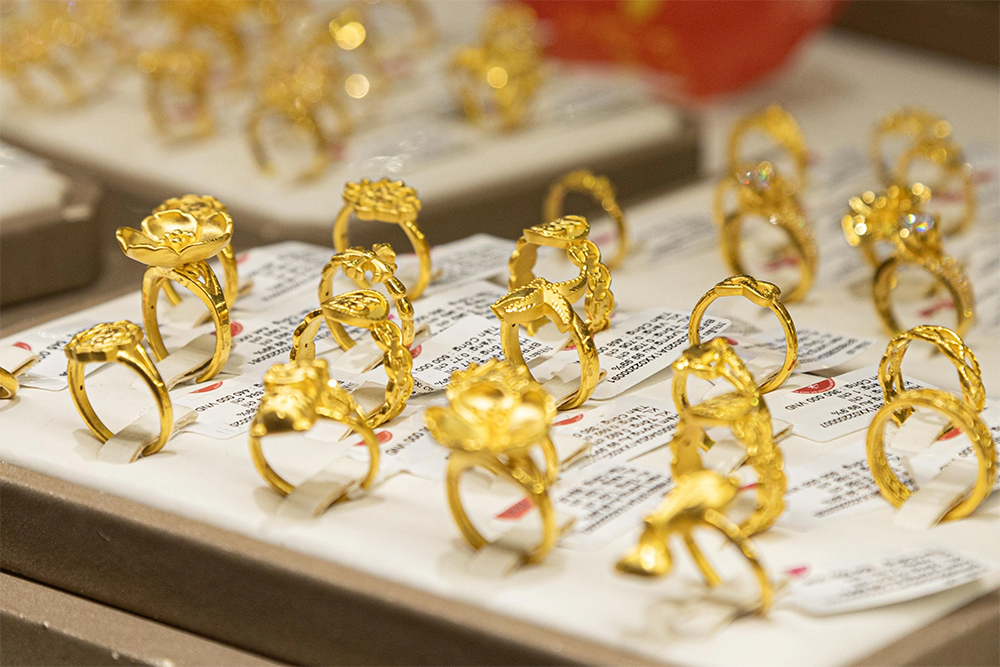 gia vang hom nay 0972025 - Giá vàng hôm nay 9/7: Bất ngờ lao dốc, mất ngưỡng 3.300 USD/ounce