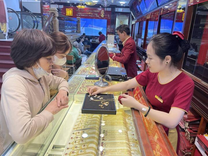 Giá vàng hôm nay 14/8: Quay đầu giảm gần 50 USD/ounce gia vang nhan hom nay - Giá vàng hôm nay 14/8: Quay đầu giảm gần 50 USD/ounce